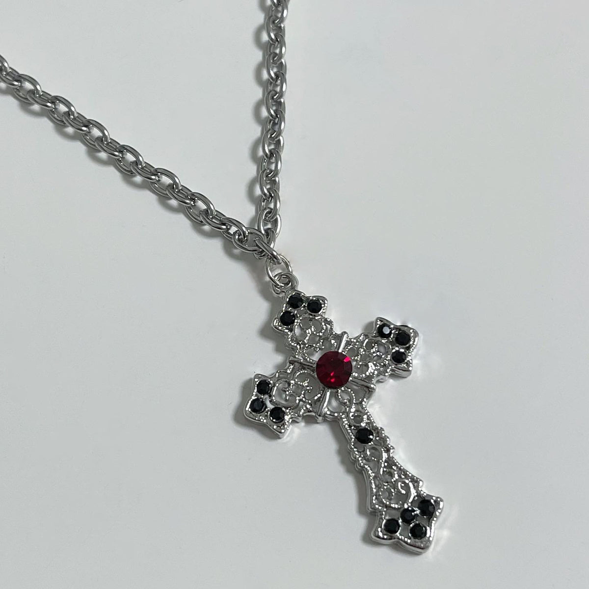 Red and black cross chain necklace – TOOFOOFEEFA