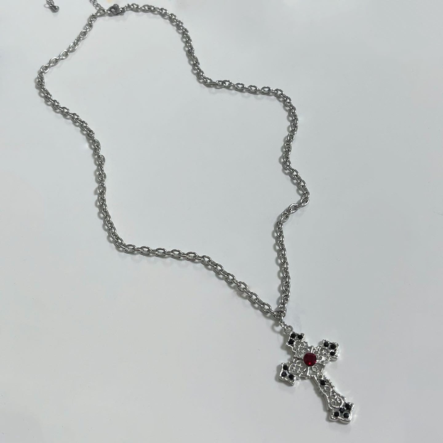 Red and black cross chain necklace – TOOFOOFEEFA